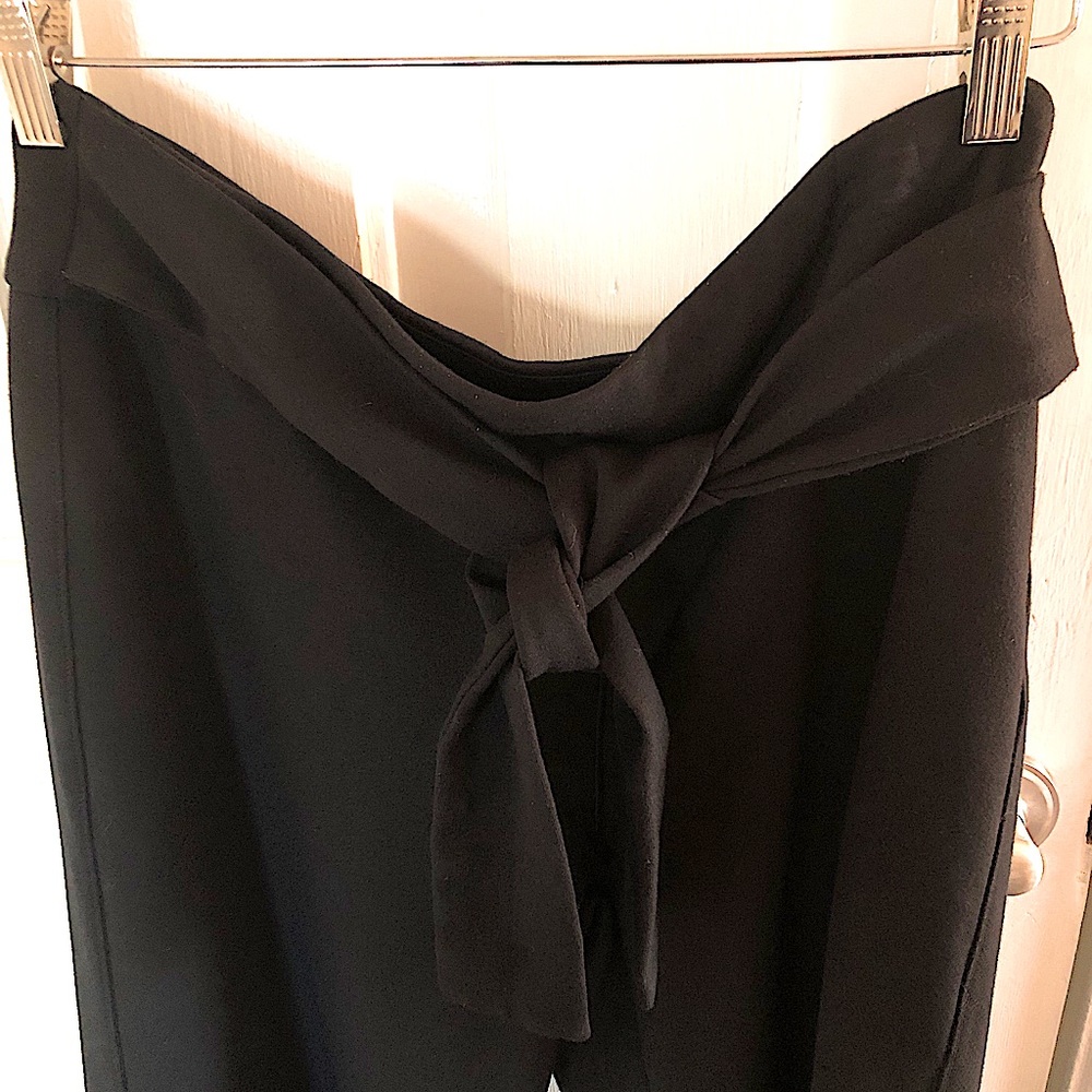 Black tie-waist 3/4 length pants